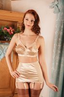 50er Stil Spitztüten BH aus Satin haut